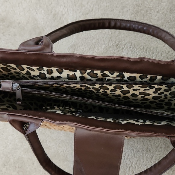 Big Brown Straw Bag With Animal Print Lining And Front Hardware Closure - Picture 13 of 15